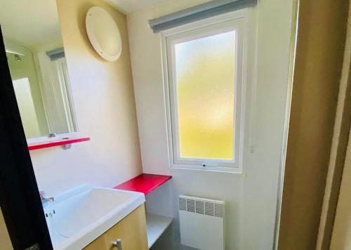 a bathroom with a sink and a window at Évasion famille - Dune Blanche in Camiers