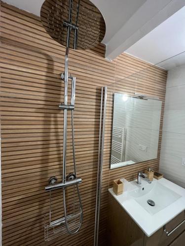une salle de bain avec un lavabo et un miroir dans l'établissement Maison cosy idéal couple 10 min mer & montagne, à Saint-André