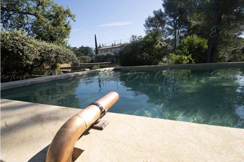 une batte de baseball à côté d'une piscine dans l'établissement Gite Lucie, à Carpentras