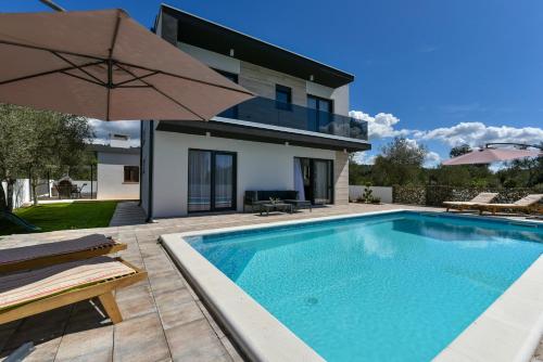 Villa Sunflower with pool