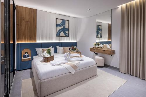 En eller flere senge i et værelse på Delmar Luxury 2BR Apartment 5