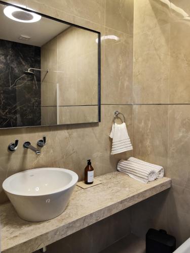 a bathroom with a sink and a mirror at Depto 2 Dorm en Posadas - Lomas de Alem in Posadas