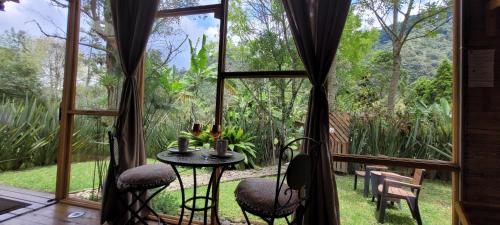 a room with a table and chairs and a window at Exclusivo Cocora con Jacuzzi Salento Quindio in Salento