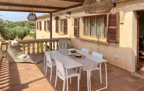 - Balcón con mesa blanca y sillas en Son Floriana, en Son Servera