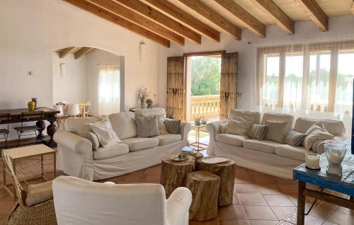 una sala de estar con sofás, mesas y un piano en Son Floriana, en Son Servera