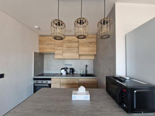 Una cocina con encimera y dos luces. en Paz Central Tower - Pets OK, en Castellón de la Plana