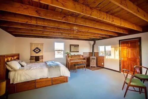 a bedroom with a bed and a desk in a room at Casper Lane Cabin in Twentynine Palms
