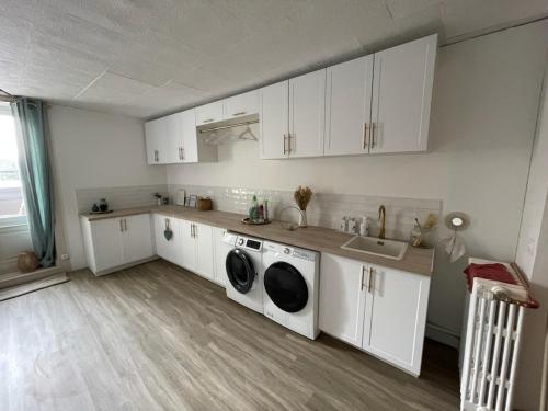 Η κουζίνα ή μικρή κουζίνα στο Maison Aqua with Private Spa, Jacuzzi, Pool, Hammam