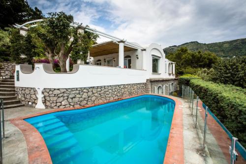 una piscina di fronte a una casa di Villa Mascia ad Anacapri