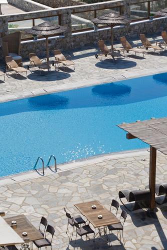 Bazén v ubytování Yiannaki Hotel nebo v jeho okolí