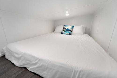 a large white bed in a small room at Riverside Colorado in Bellvue