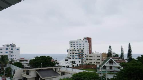 マンタにあるPark View Hostel & Suitesの高層ビルが立ち並ぶ街の景色