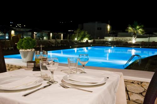 Bazén v ubytování Yiannaki Hotel nebo v jeho okolí
