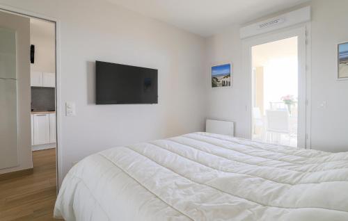 Cama o camas de una habitación en Stunning Apartment In Stella Plage
