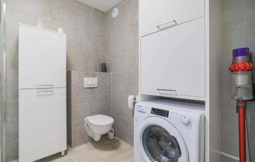 Un baño de Stunning Apartment In Stella Plage