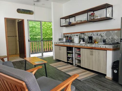 una cocina con una mesa y una encimera en Casa MONO, en Santa Teresa Beach