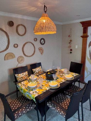 una mesa de comedor con platos y platos. en CASA EN PRADO CON PATIO Y QUIOSCo, en Barranquilla