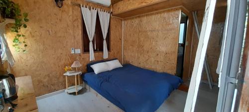 Ένα ή περισσότερα κρεβάτια σε δωμάτιο στο Rusty Garage Homestay Huế