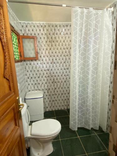 Un baño de Charming Villa with Pool