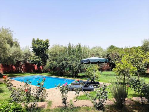 Un jardín fuera de Charming Villa with Pool