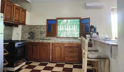 Una cocina o cocineta en Charming Villa with Pool