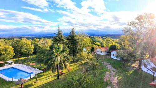 eine Luftaufnahme eines Hauses mit Swimmingpool in der Unterkunft Lomas de Belgrano Oficial cabaña 1 in Villa General Belgrano
