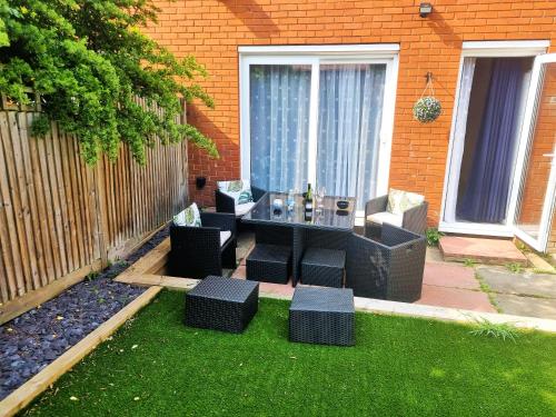 Zahrada ubytování 3bed 2bath House-Free Parking-Hi Speed WiFi-Garden-Entire Home-2mins from Train Station