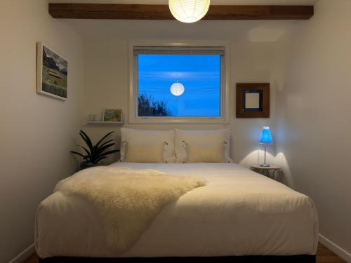 Postel nebo postele na pokoji v ubytování White Oasis