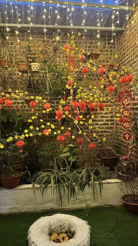 a display of flowers in a brick wall at cat homestay in Hoàng Ngà