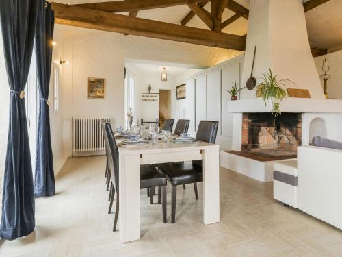 une salle à manger avec une table et des chaises et une cheminée dans l'établissement Moulin 18ème siècle, 3 chambres, jardin, wifi à Monnières - FR-1-306-1164, à Monnières