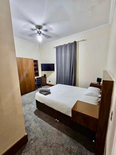 Postel nebo postele na pokoji v ubytování Spacious Large Double Room With Private bathroom