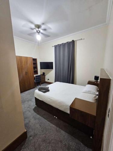 Postel nebo postele na pokoji v ubytování Spacious Large Double Room With Private bathroom