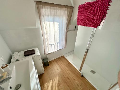 Elle comprend une petite cuisine avec un réfrigérateur et une fenêtre. dans l'établissement Gîte à la ferme, T3 Flandres, à Pérenchies