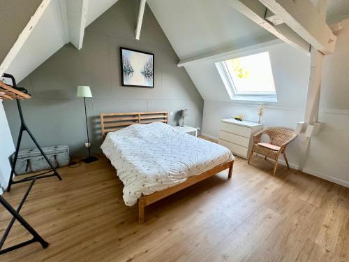 - une chambre avec un lit, une fenêtre et un tripode dans l'établissement Gîte à la ferme, T3 Flandres, à Pérenchies
