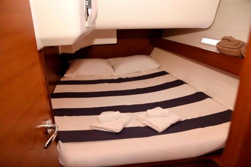 a couple of beds in a small room at PRIMO by Mondego Yachts in Figueira da Foz