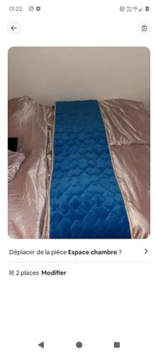 une photo d'un lit recouvert d'une housse en plastique dans l'établissement charmante résidence Studio T1 entier tout confort, à Souppes-sur-Loing