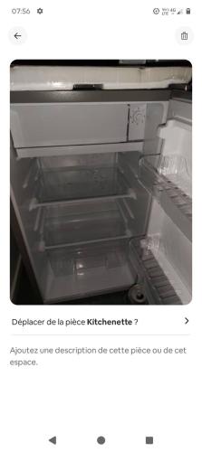 une image d'un réfrigérateur vide avec une photo de celui-ci dans l'établissement charmante résidence Studio T1 entier tout confort, à Souppes-sur-Loing