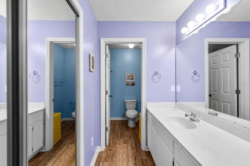 ein Badezimmer mit einem weißen Waschbecken und einem Spiegel in der Unterkunft Peachtree Place Ii C202 in Panama City Beach