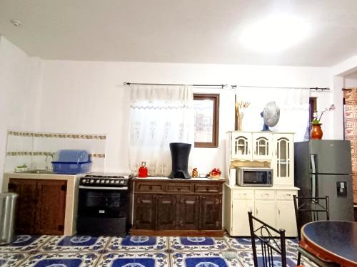 a kitchen with a stove and a refrigerator at Los volcanes in Ciudad Vieja
