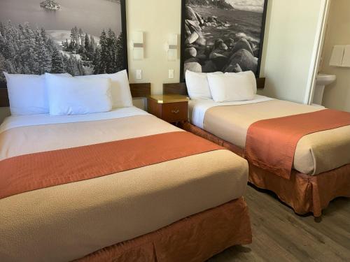 Postel nebo postele na pokoji v ubytování Alpine Inn & Spa