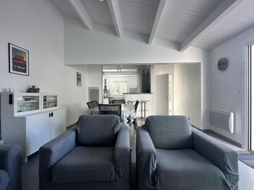 un salon avec deux canapés et une cuisine dans l'établissement Villa moderne 4 pièces, 6 pers, proche mer, WIFI, animaux OK, parking - FR-1-705-13, à La Palmyre