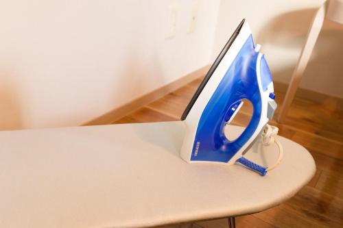 a blue and white scissors sitting on a table at GS43名古屋 栄Area観光ビジネス周辺アクセス最高 in Nagoya
