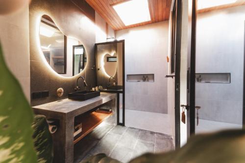 Et badeværelse på 4 Bed with pool Padang Padang Indah Villa