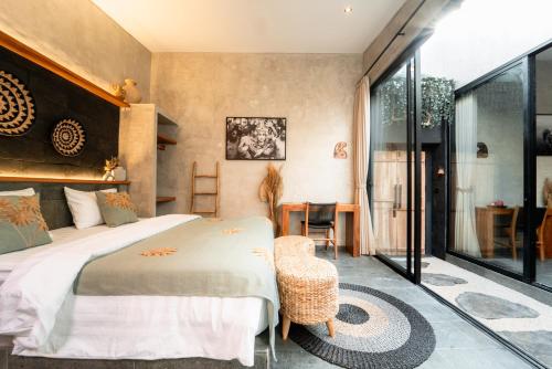 En eller flere senge i et værelse på 4 Bed with pool Padang Padang Indah Villa