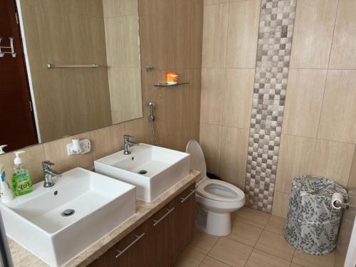 a bathroom with a sink and a toilet and a mirror at Playa Blanca escapada perfecta con vista al mar y piscina en Río Hato in Playa Blanca