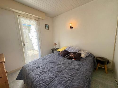une chambre avec un lit sur lequel est allongé un chien dans l'établissement Appartement calme avec terrasse, garage, proche plage et marché - Saint-Jean-de-Monts - FR-1-323-145, à Saint-Jean-de-Monts