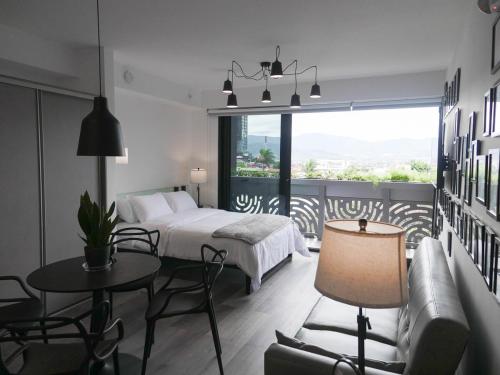 Ένα ή περισσότερα κρεβάτια σε δωμάτιο στο Ser Escalante Modern Studio AC
