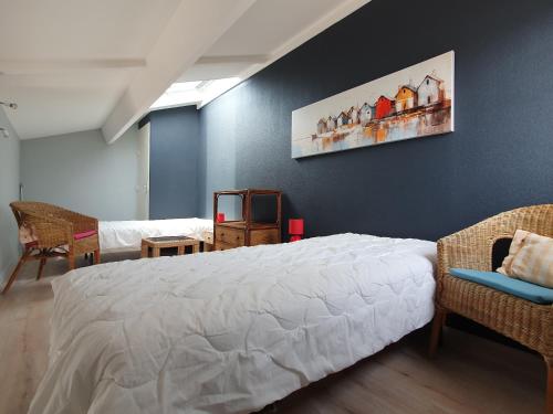 - une chambre avec un lit blanc et un mur bleu dans l'établissement Maison typique vendéenne, piscine privée, proche plage, 4 pers, La Faute-sur-Mer - FR-1-476-162, à La Faute-sur-Mer