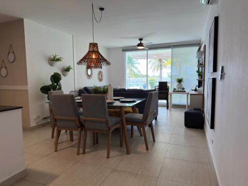 a dining room and living room with a table and chairs at Playa Blanca escapada perfecta con vista al mar y piscina en Río Hato in Playa Blanca