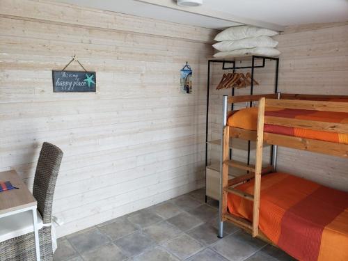 Cette chambre dispose de lits superposés et d'un bureau. dans l'établissement ARCADAMOUSSE Maison en bord de mer Granville baie du Mont Saint Michel, à Granville